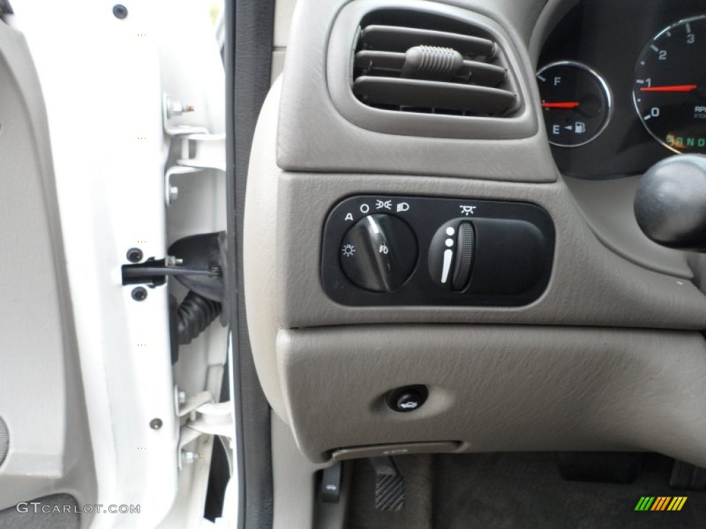 2003 Chrysler Concorde LXi Controls Photos