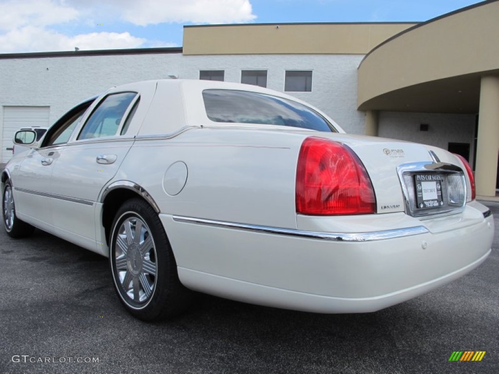 2005 Town Car Signature - Ceramic White Tri-Coat / Medium Light Stone/Dark Stone photo #2