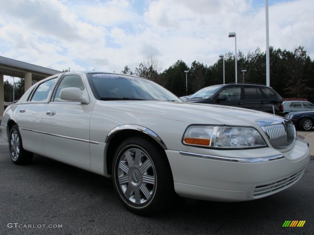 2005 Town Car Signature - Ceramic White Tri-Coat / Medium Light Stone/Dark Stone photo #4