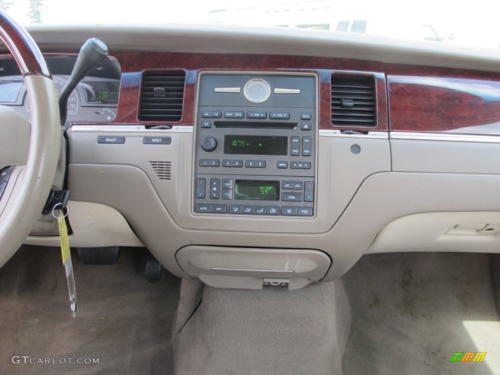 2005 Town Car Signature - Ceramic White Tri-Coat / Medium Light Stone/Dark Stone photo #11