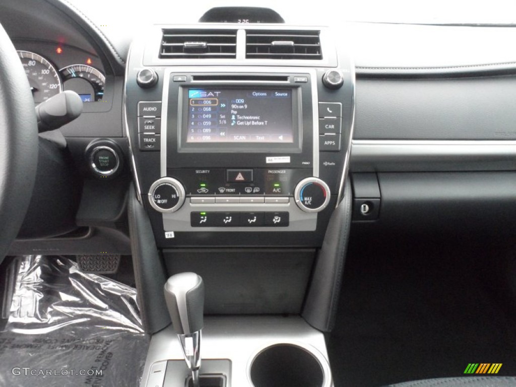 2012 Camry SE - Classic Silver Metallic / Black photo #28