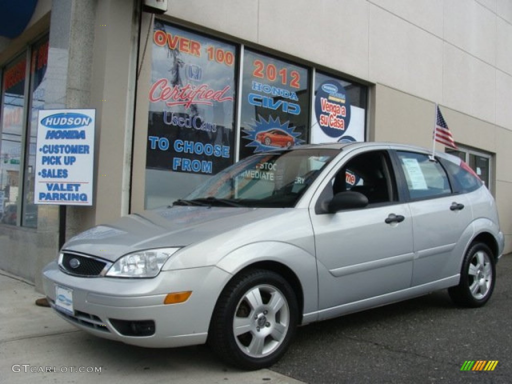 2005 Focus ZX5 SES Hatchback - CD Silver Metallic / Charcoal/Charcoal photo #1