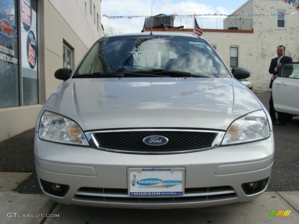 2005 Focus ZX5 SES Hatchback - CD Silver Metallic / Charcoal/Charcoal photo #2
