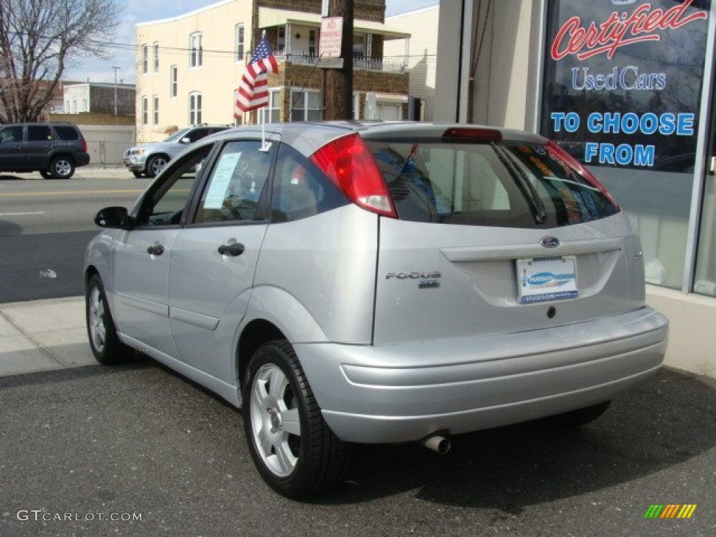 2005 Focus ZX5 SES Hatchback - CD Silver Metallic / Charcoal/Charcoal photo #4