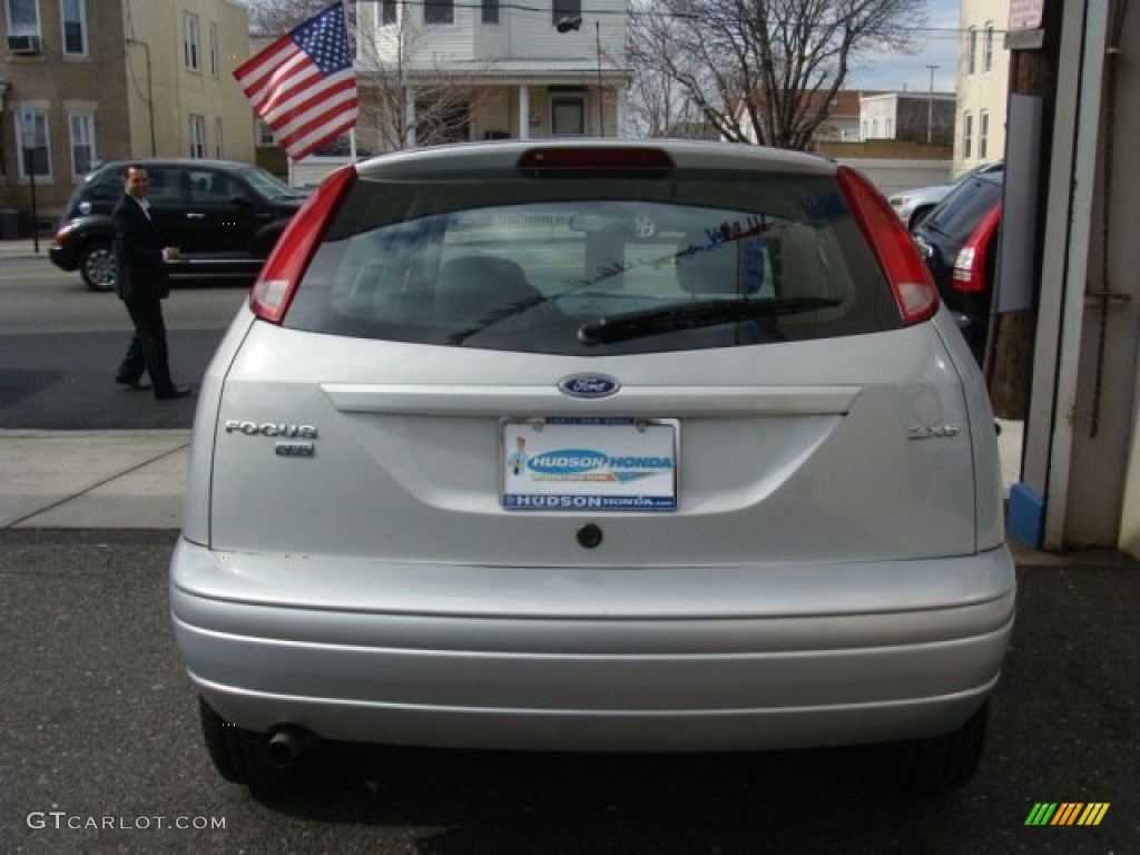 2005 Focus ZX5 SES Hatchback - CD Silver Metallic / Charcoal/Charcoal photo #5