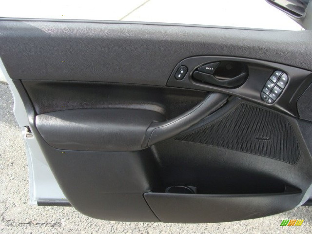 2005 Focus ZX5 SES Hatchback - CD Silver Metallic / Charcoal/Charcoal photo #6