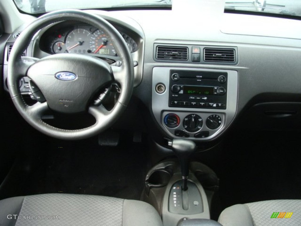 2005 Focus ZX5 SES Hatchback - CD Silver Metallic / Charcoal/Charcoal photo #9