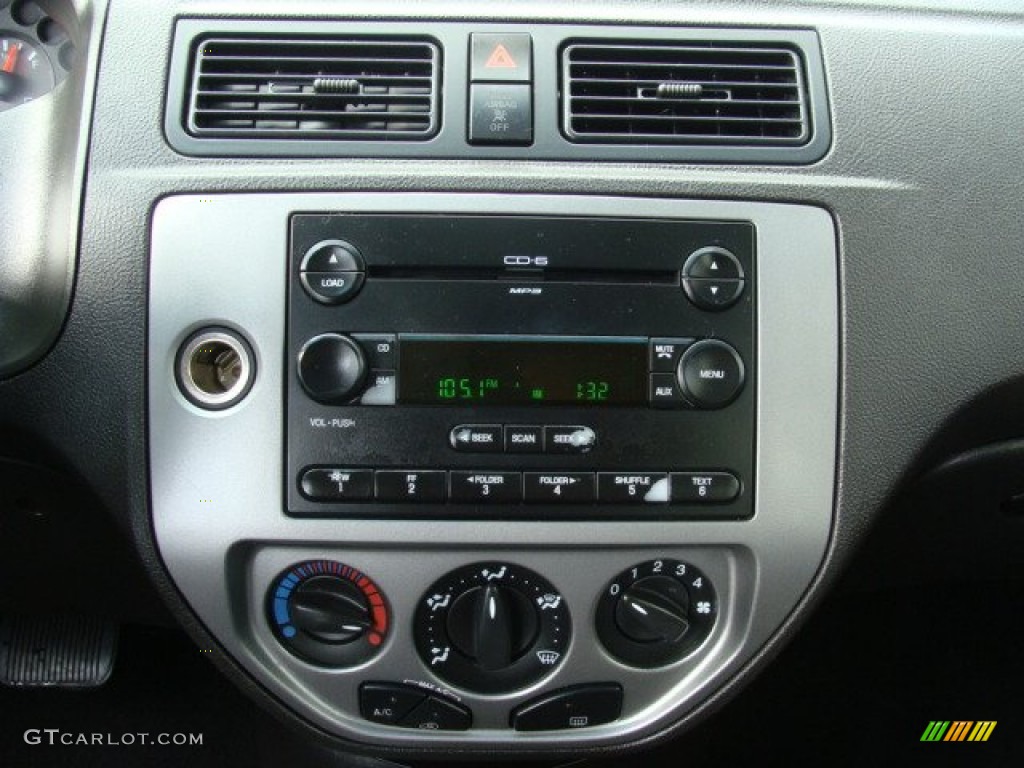 2005 Focus ZX5 SES Hatchback - CD Silver Metallic / Charcoal/Charcoal photo #12