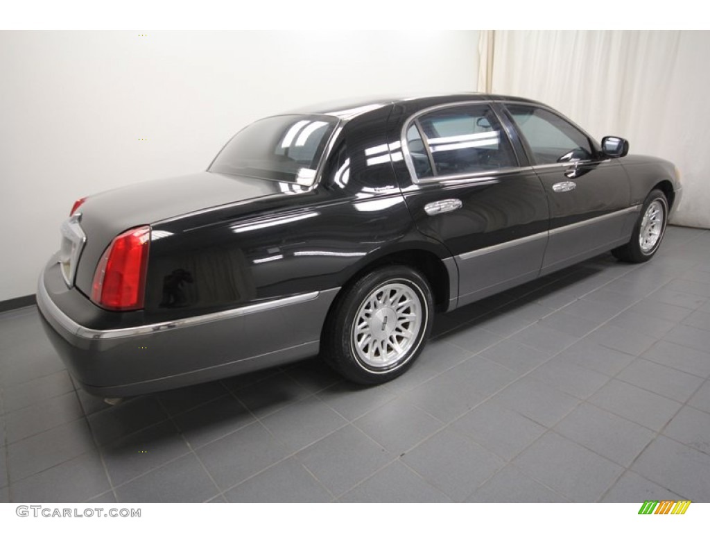 1999 Town Car Signature - Ebony Black / Light Graphite photo #9