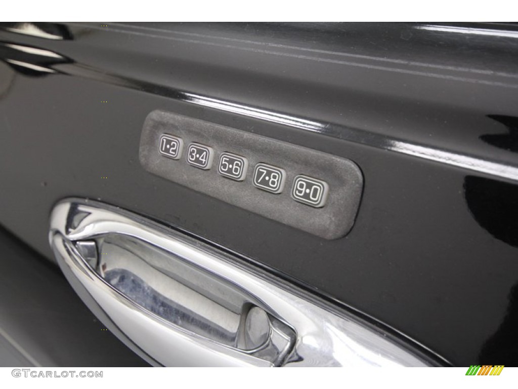 1999 Town Car Signature - Ebony Black / Light Graphite photo #44