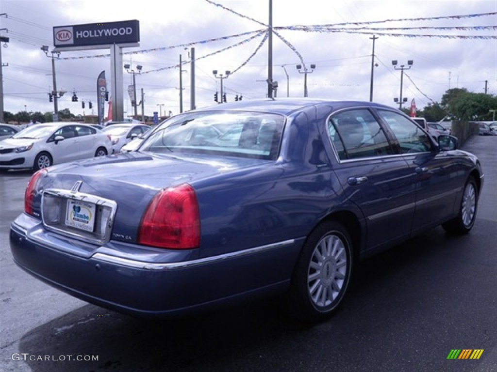 2005 Town Car Signature - Norsea Blue Metallic / Medium Light Stone/Dark Stone photo #11