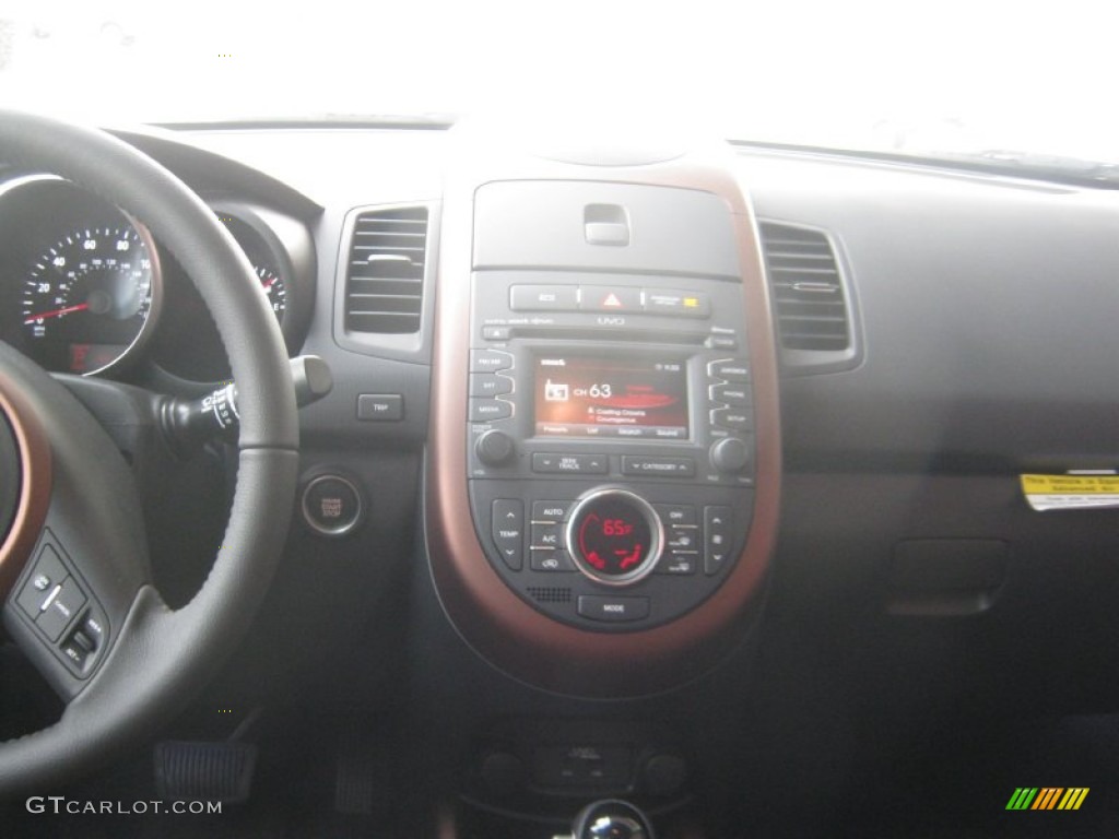 2012 Kia Soul Special Edition Red Rock Controls Photo #62127674