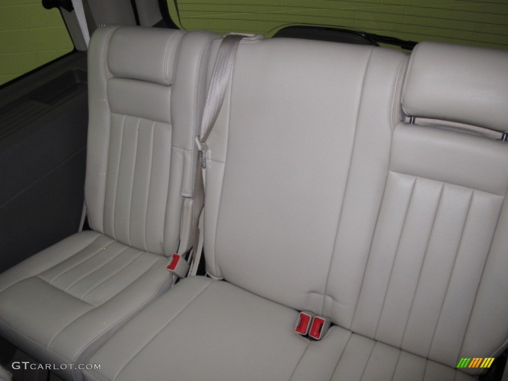 2004 Navigator Luxury 4x4 - Merlot Red Metallic / Light Parchment photo #20