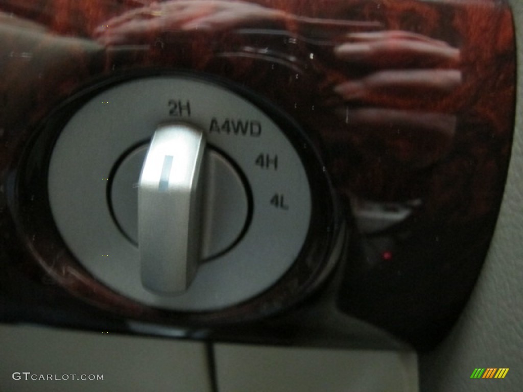 2004 Navigator Luxury 4x4 - Merlot Red Metallic / Light Parchment photo #39