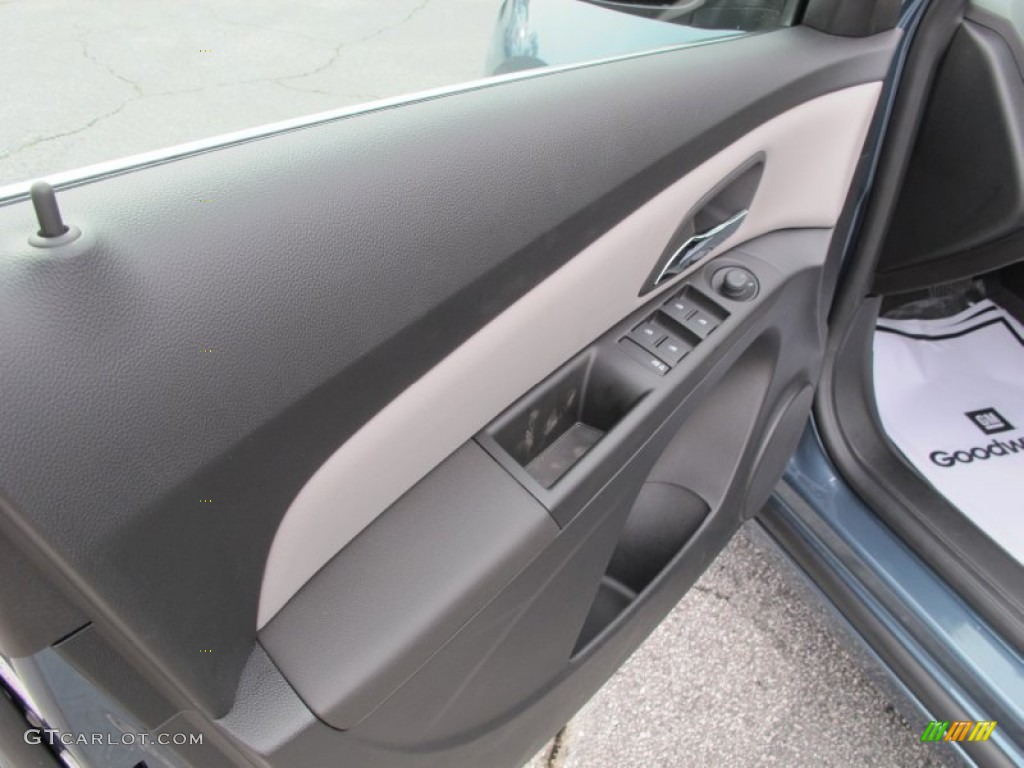 2012 Cruze LS - Blue Granite Metallic / Jet Black/Medium Titanium photo #11