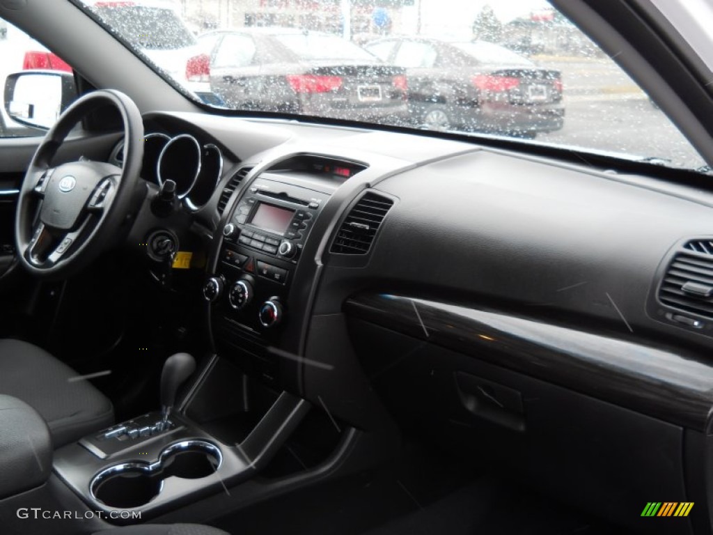 2011 Sorento LX V6 - Snow White Pearl / Gray photo #24