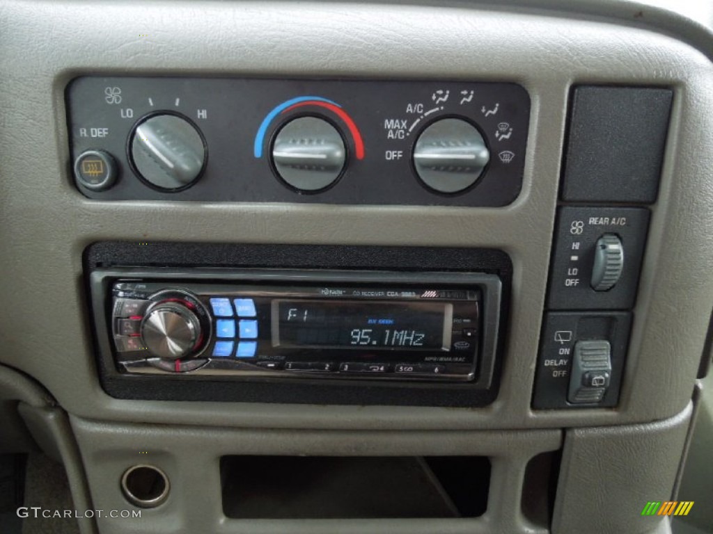 2003 Chevrolet Astro LS Controls Photos