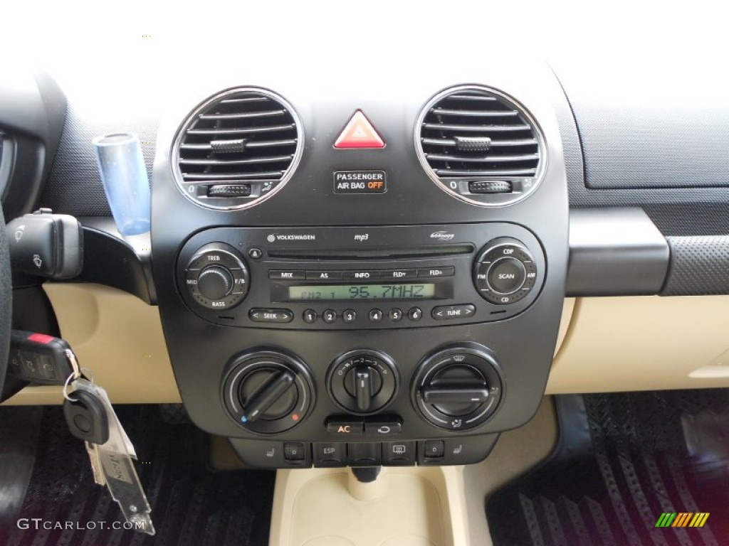 2007 Volkswagen New Beetle 2.5 Coupe Controls Photo #62213129