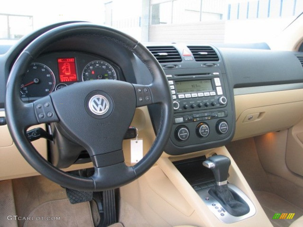 2007 Volkswagen Jetta 2.5 Sedan Pure Beige Dashboard Photo #62231701