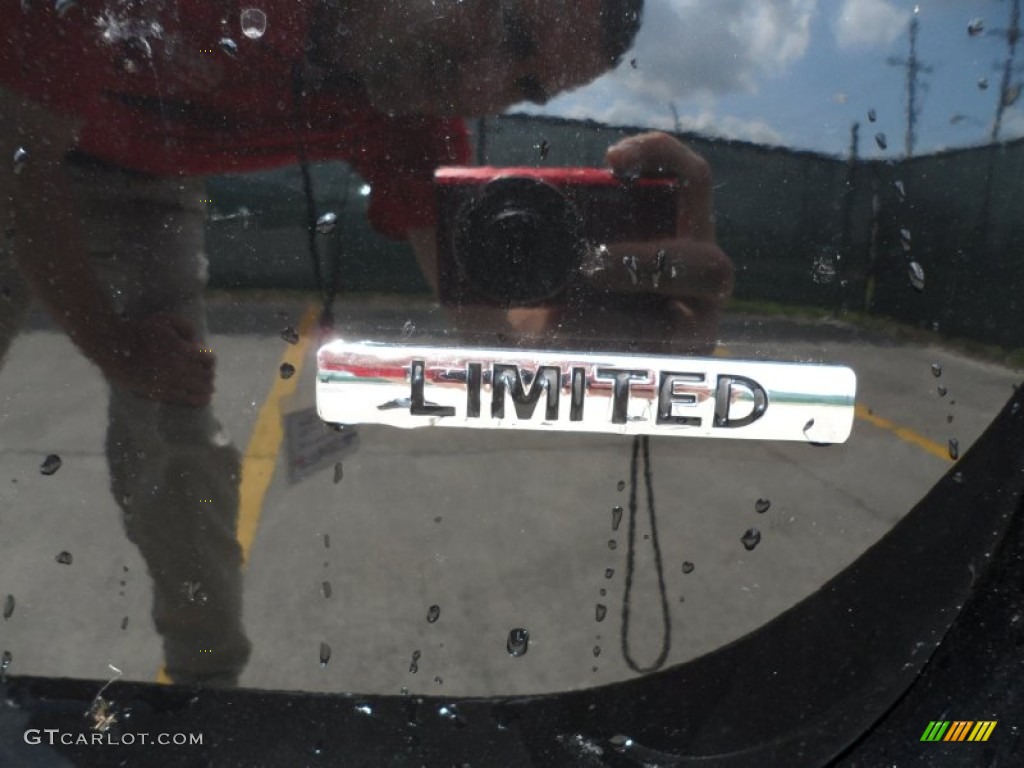 2012 Hyundai Santa Fe Limited Marks and Logos Photos