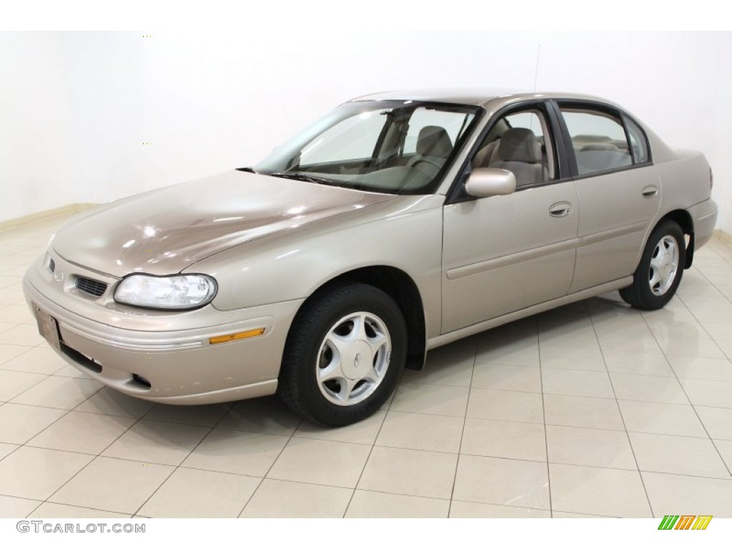 Light Sandrift Metallic 1997 Oldsmobile Cutlass Sedan Exterior Photo #62257720