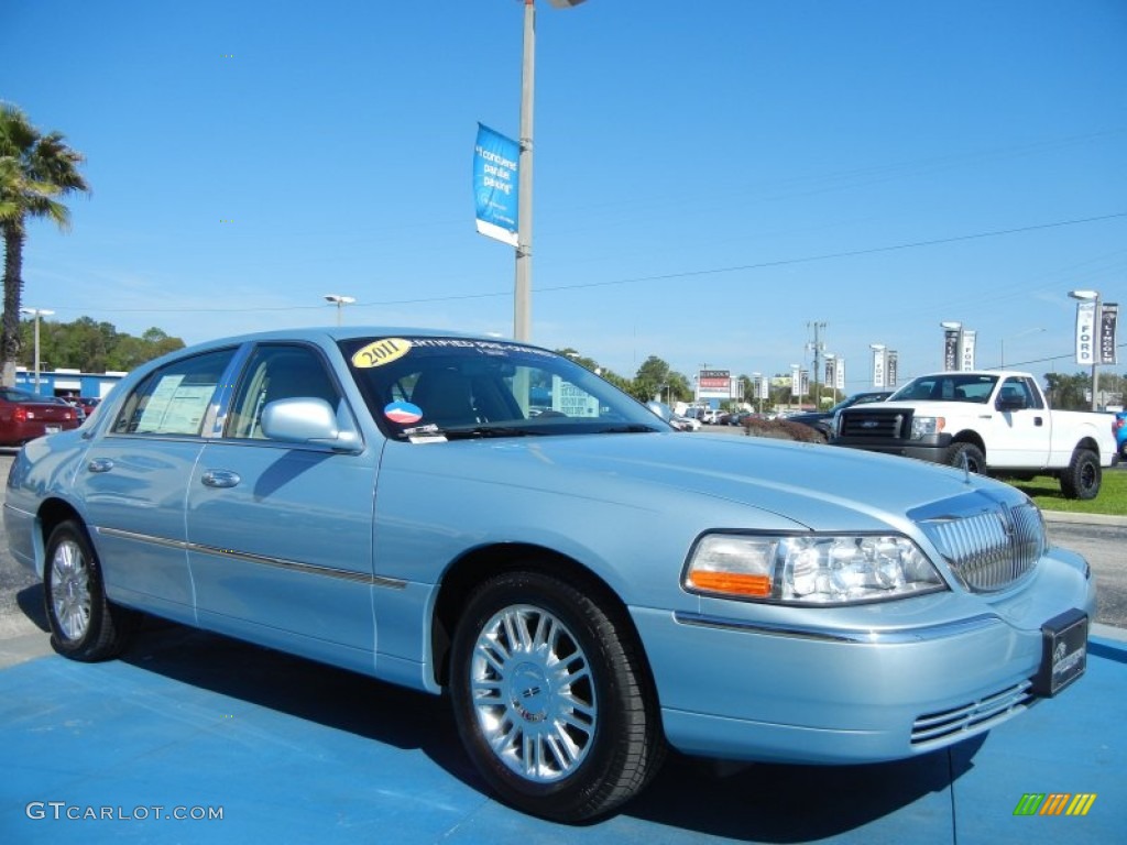 2011 Town Car Signature Limited - Light Ice Blue Metallic / Light Camel photo #7