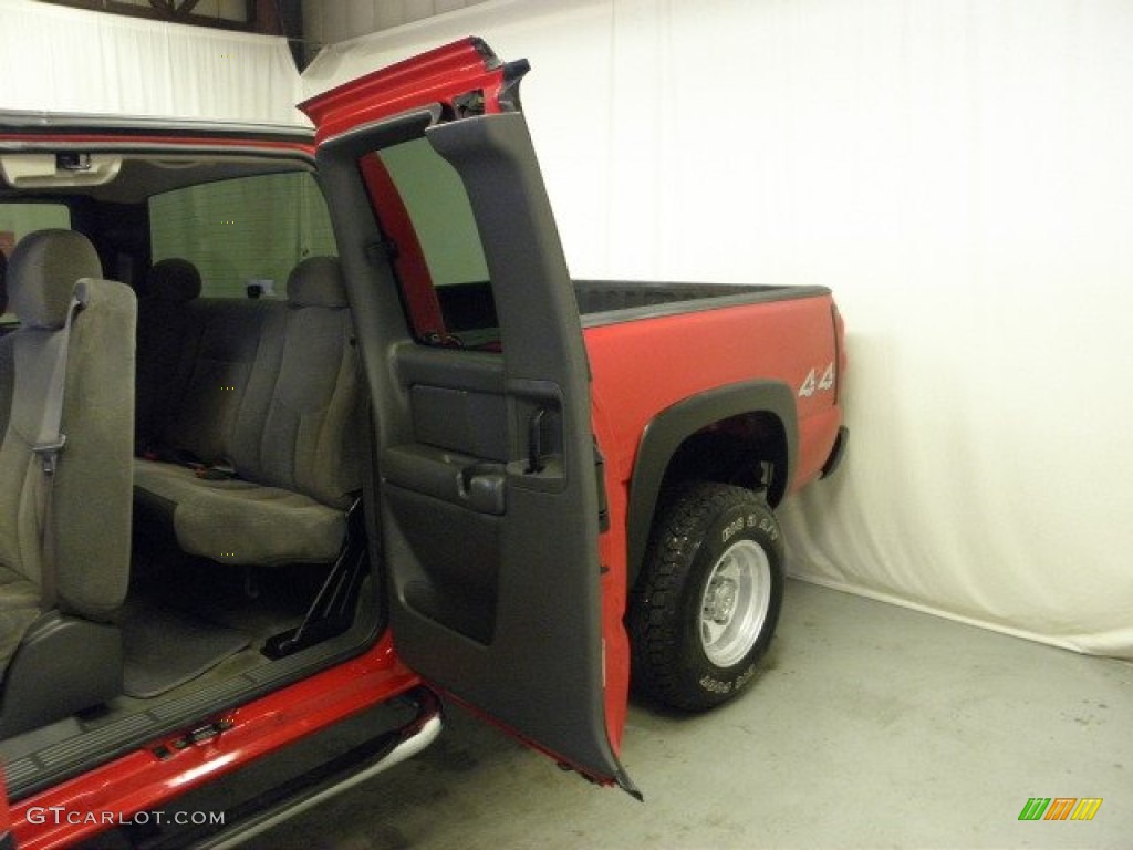 2004 Silverado 2500HD LS Extended Cab 4x4 - Victory Red / Dark Charcoal photo #16