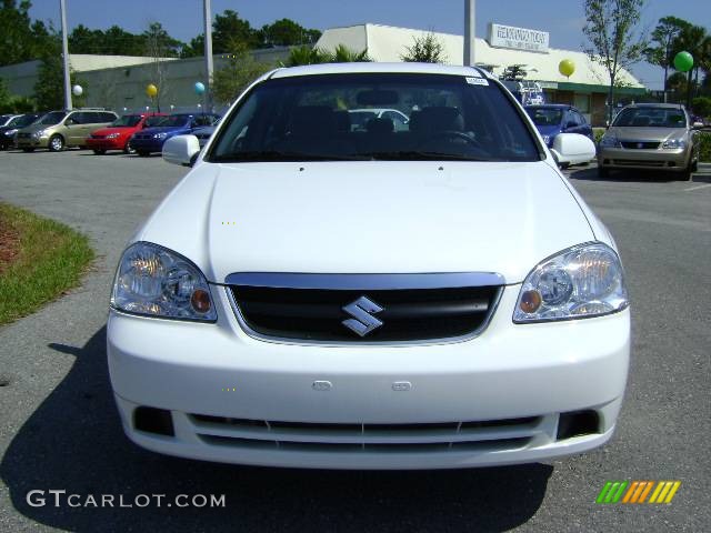 2007 Forenza Sedan - Absolute White / Grey photo #2