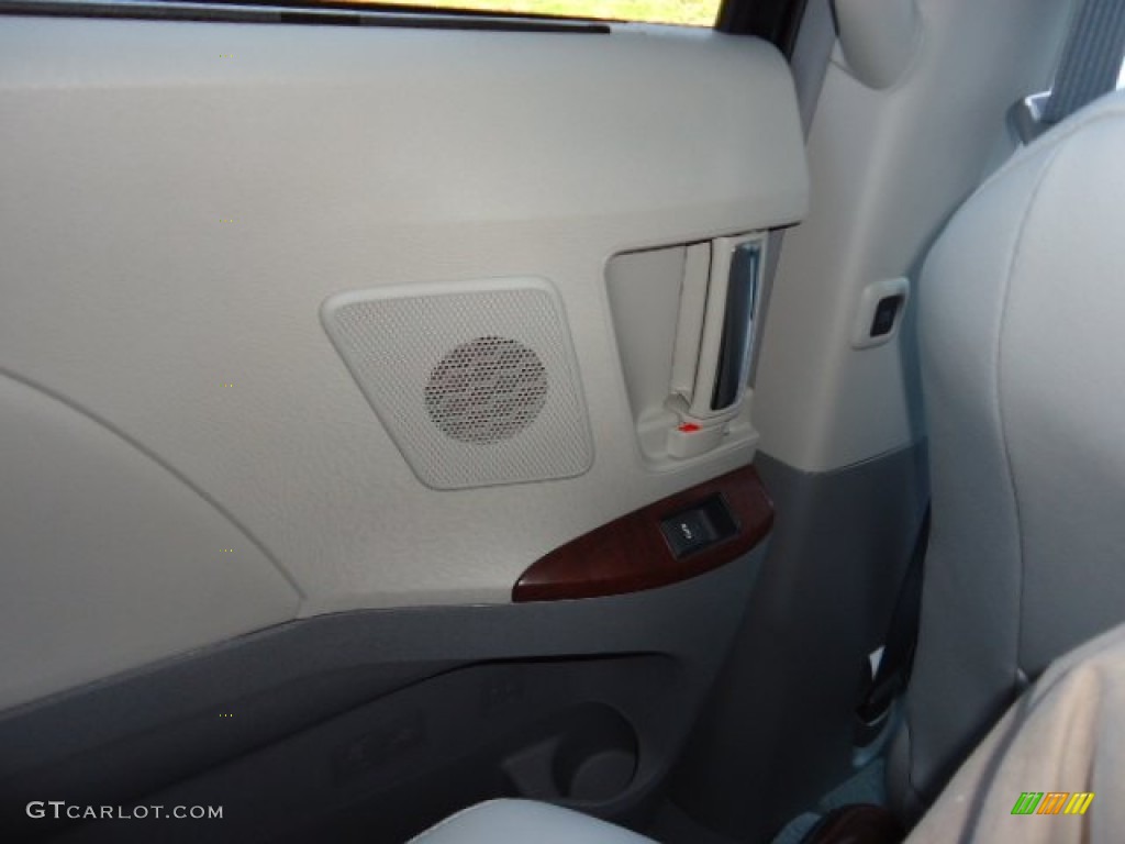 2012 Sienna XLE - Black / Light Gray photo #42