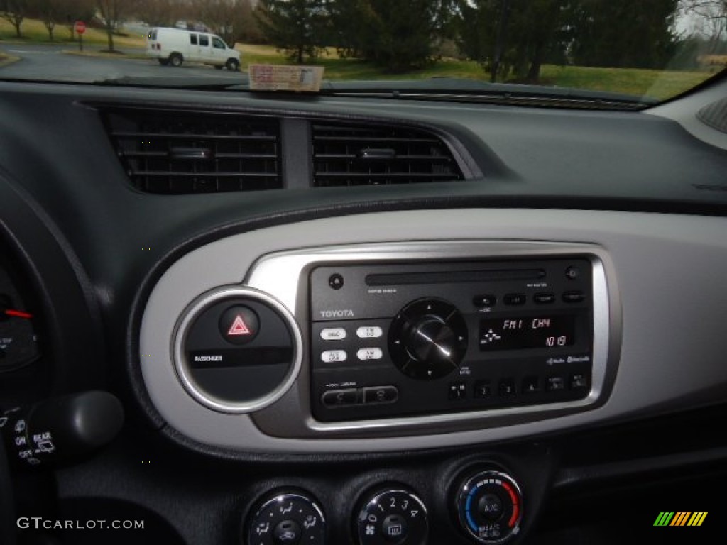 2012 Yaris LE 5 Door - Classic Silver Metallic / Ash Gray photo #22