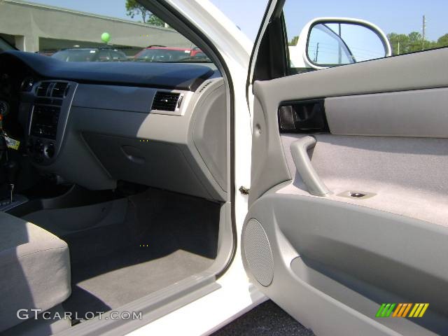 2007 Forenza Sedan - Absolute White / Grey photo #16
