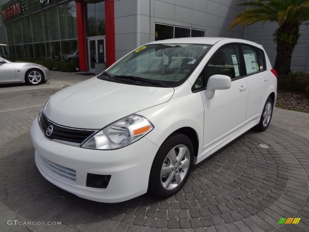 2012 Versa 1.8 SL Hatchback - Fresh Powder White / Beige photo #1