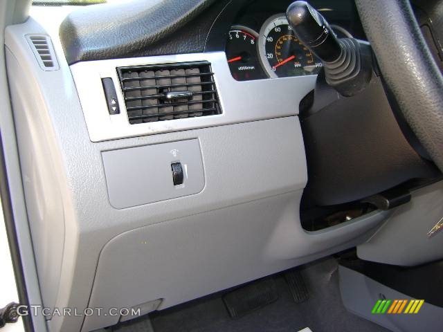2007 Forenza Sedan - Absolute White / Grey photo #24