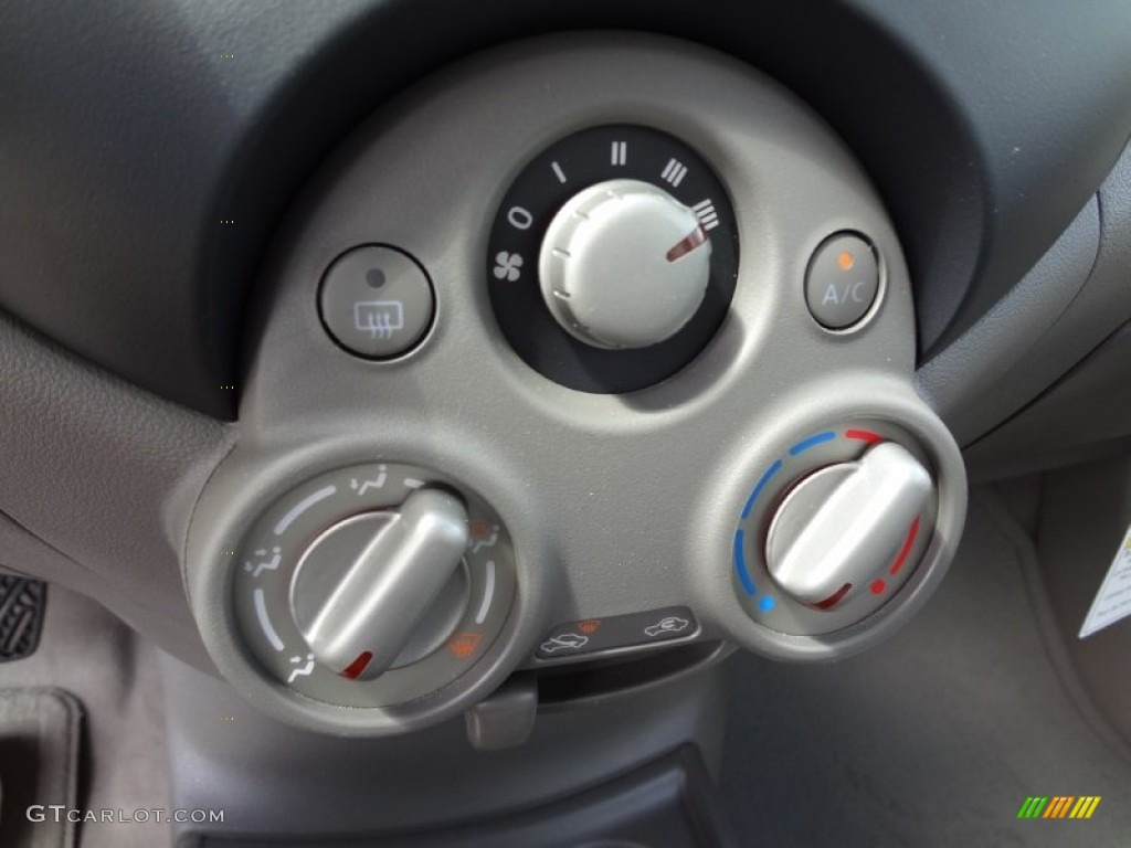 2012 Nissan Versa 1.6 SV Sedan Controls Photo #62309810