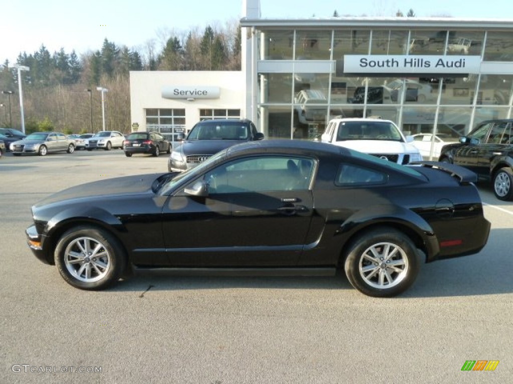 2005 Mustang V6 Premium Coupe - Black / Dark Charcoal photo #2