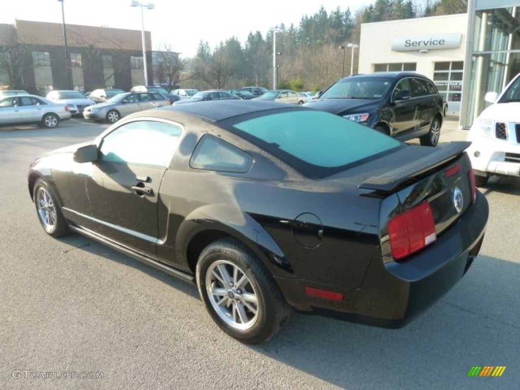 2005 Mustang V6 Premium Coupe - Black / Dark Charcoal photo #3