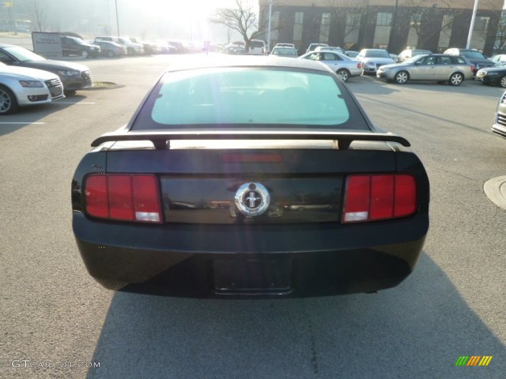 2005 Mustang V6 Premium Coupe - Black / Dark Charcoal photo #4
