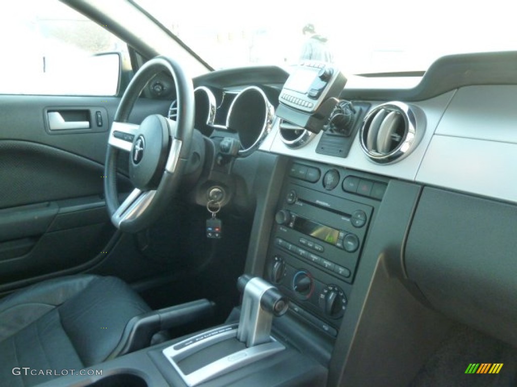 2005 Mustang V6 Premium Coupe - Black / Dark Charcoal photo #17
