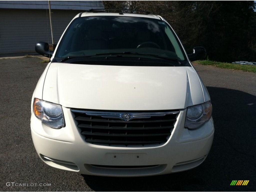 2007 Town & Country Touring - Cool Vanilla White / Medium Slate Gray photo #7