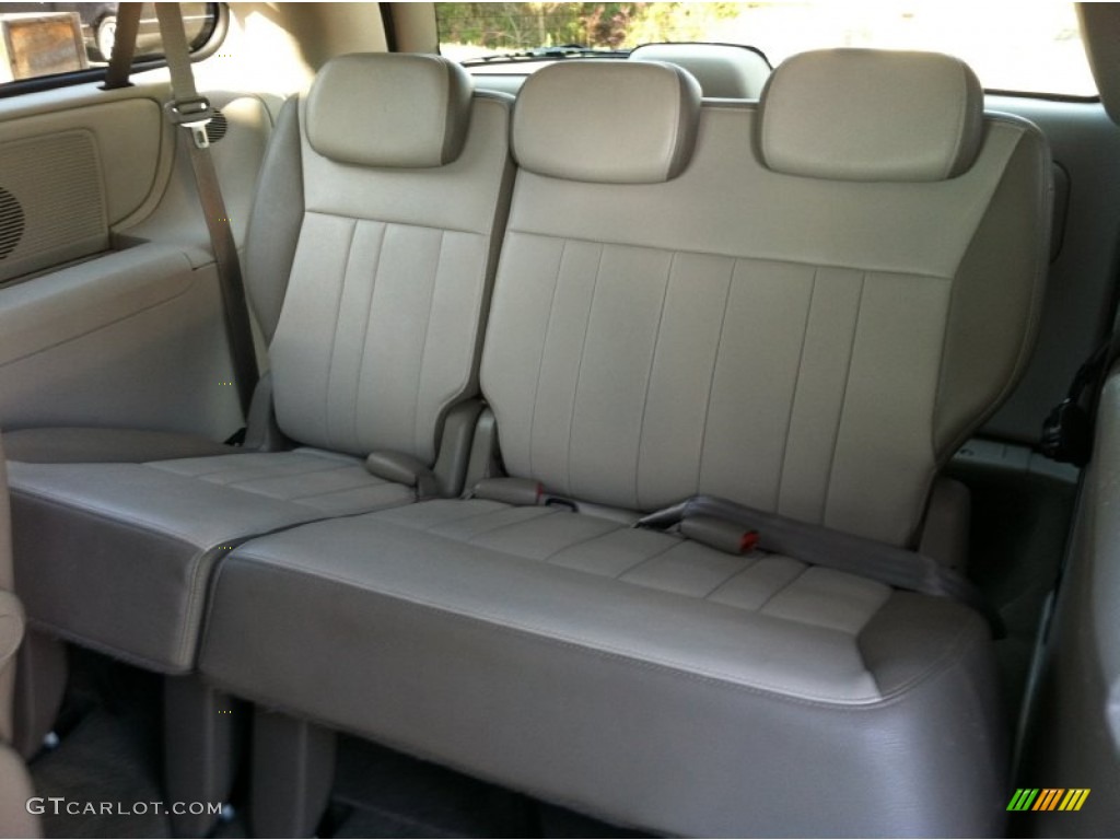 2007 Town & Country Touring - Cool Vanilla White / Medium Slate Gray photo #20