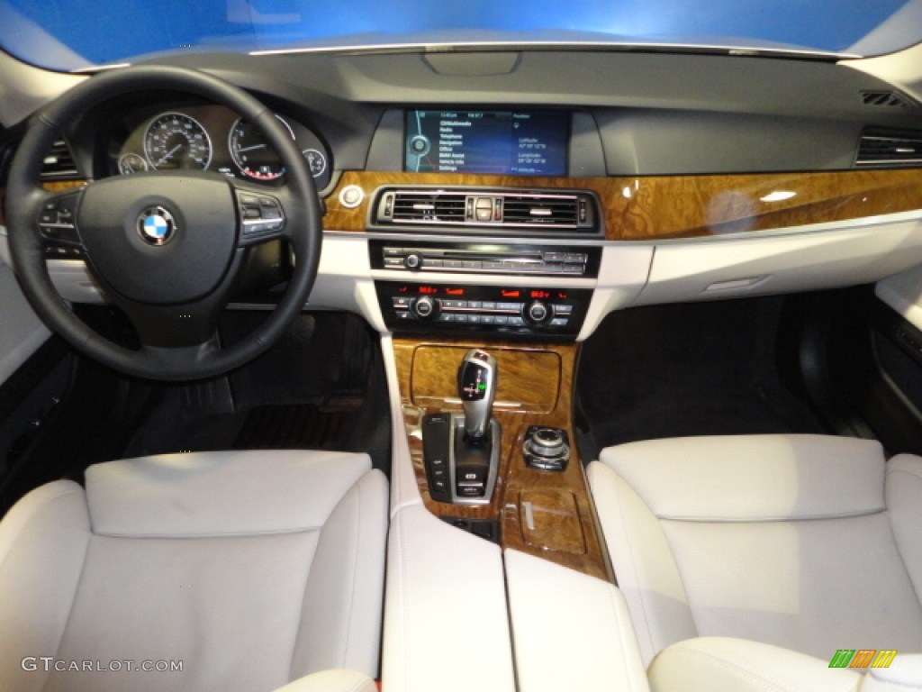 2011 BMW 5 Series 550i xDrive Sedan Oyster/Black Dashboard Photo #62351543