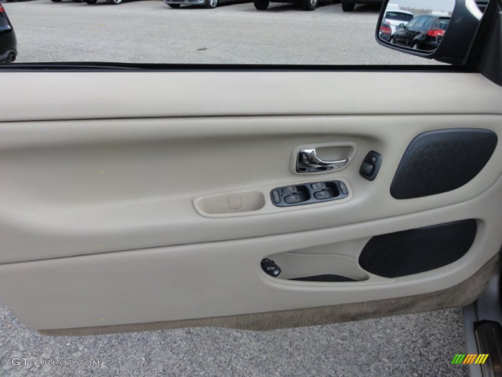 2002 Volvo C70 HT Convertible Door Panel Photos