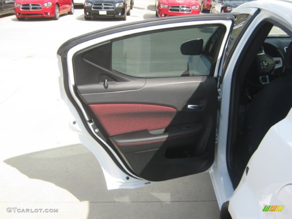 2011 Avenger Mainstreet - Bright White / Black/Red photo #18