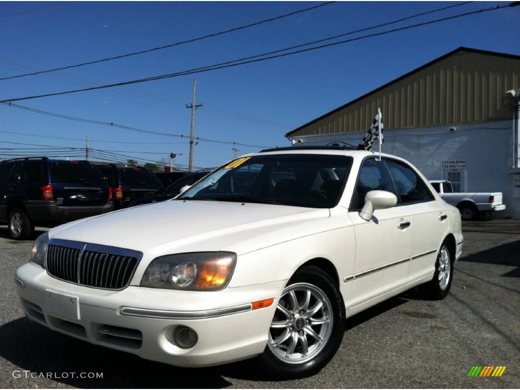 2001 XG300 L Sedan - Nordic White / Black photo #3