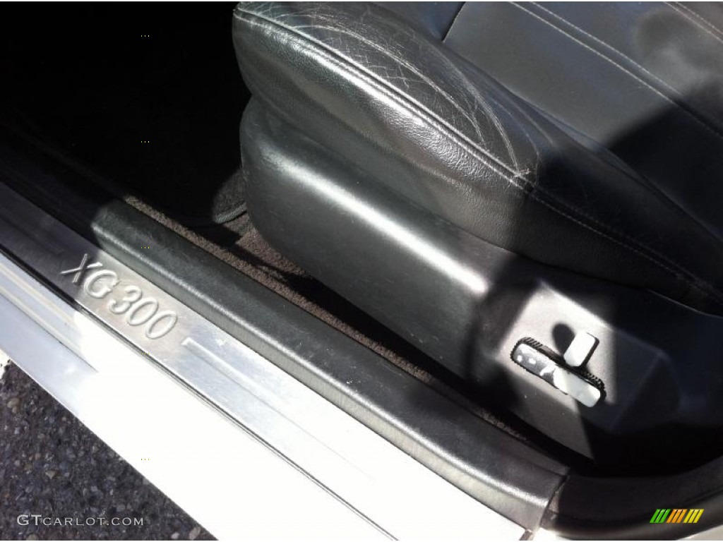 2001 XG300 L Sedan - Nordic White / Black photo #12