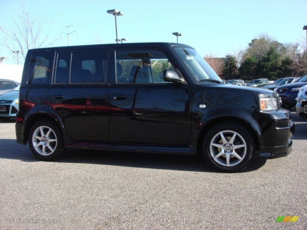 2005 xB  - Black / Dark Charcoal photo #3