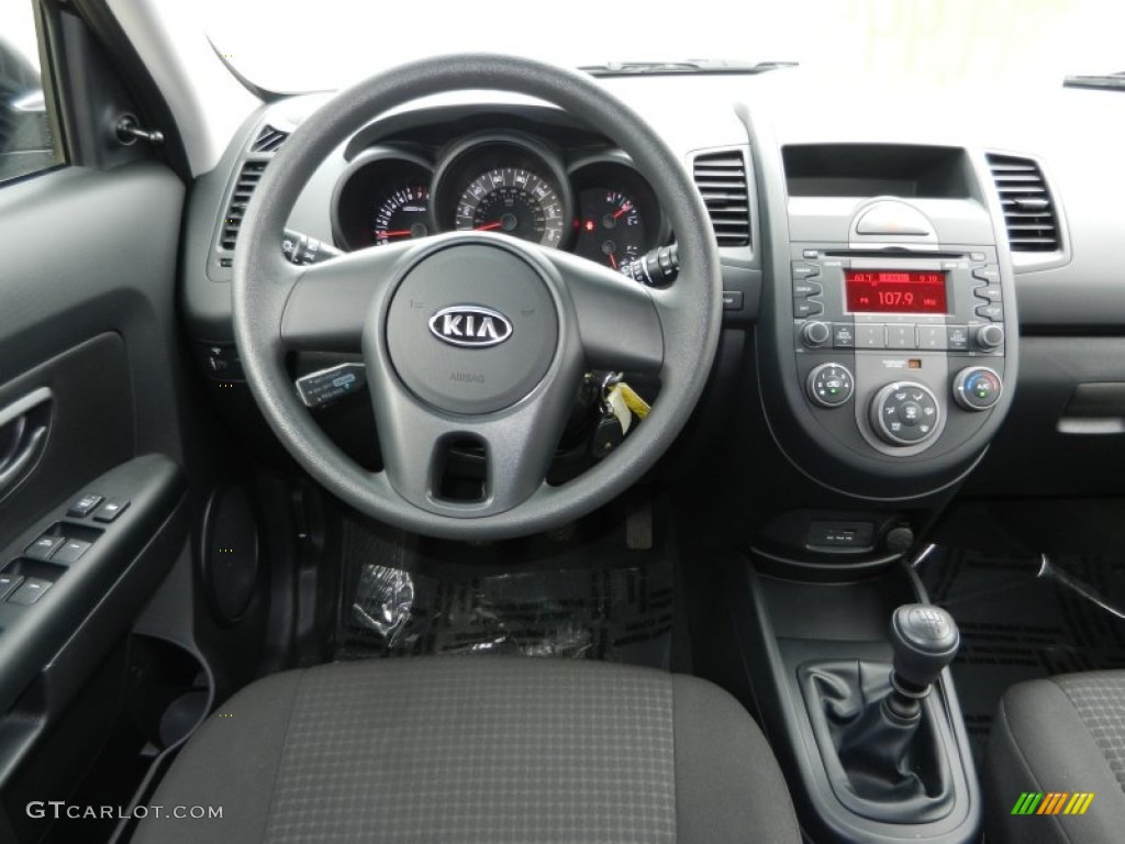 2011 Kia Soul 1.6 Black Cloth Dashboard Photo #62438196