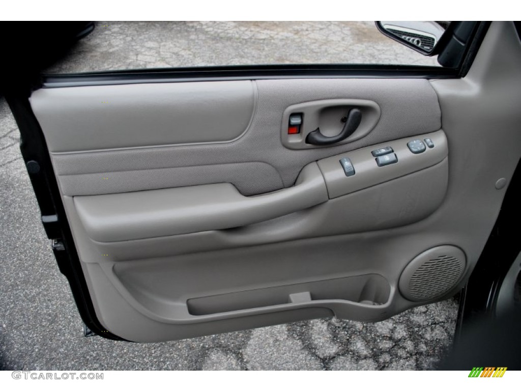 2003 Chevrolet S10 LS Extended Cab 4x4 Medium Gray Door Panel Photo #62439907