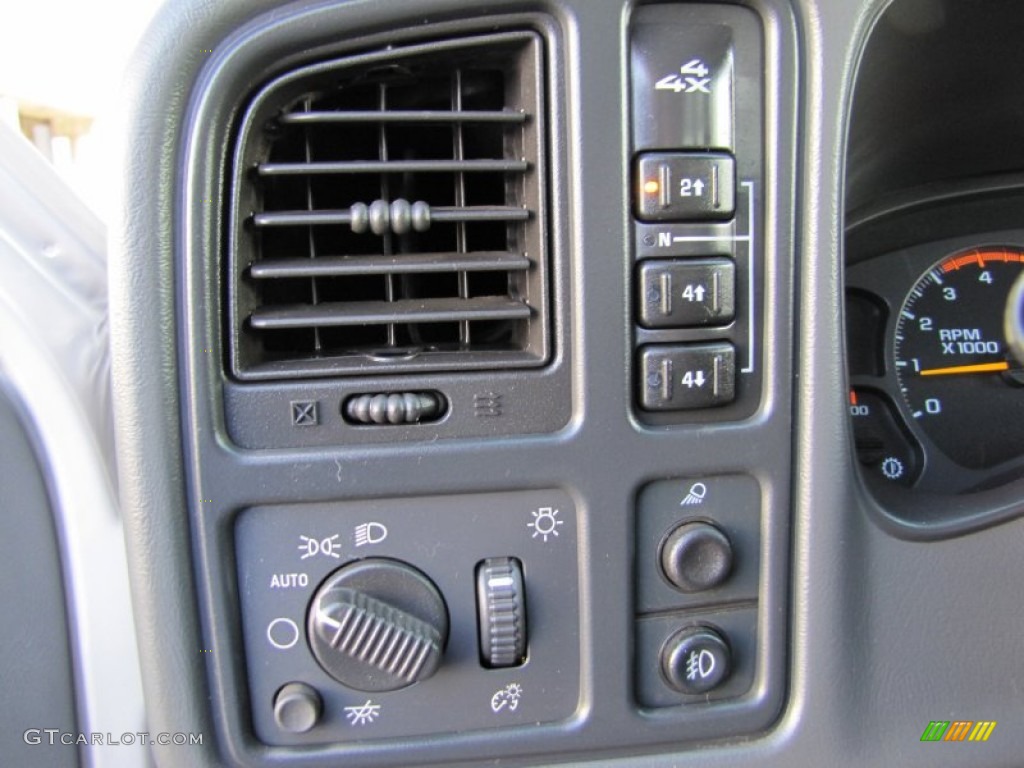 2004 GMC Sierra 2500HD SLE Crew Cab 4x4 Controls Photo #62453299