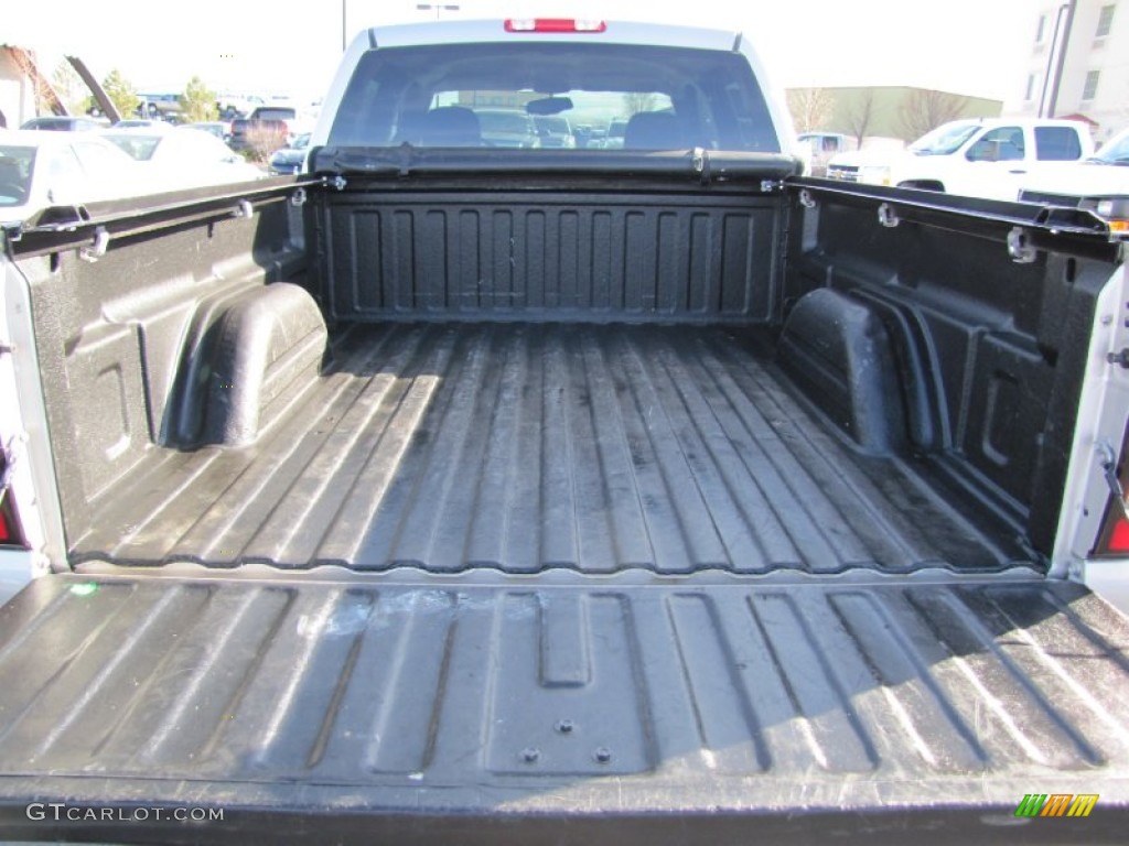 2004 GMC Sierra 2500HD SLE Crew Cab 4x4 Trunk Photos